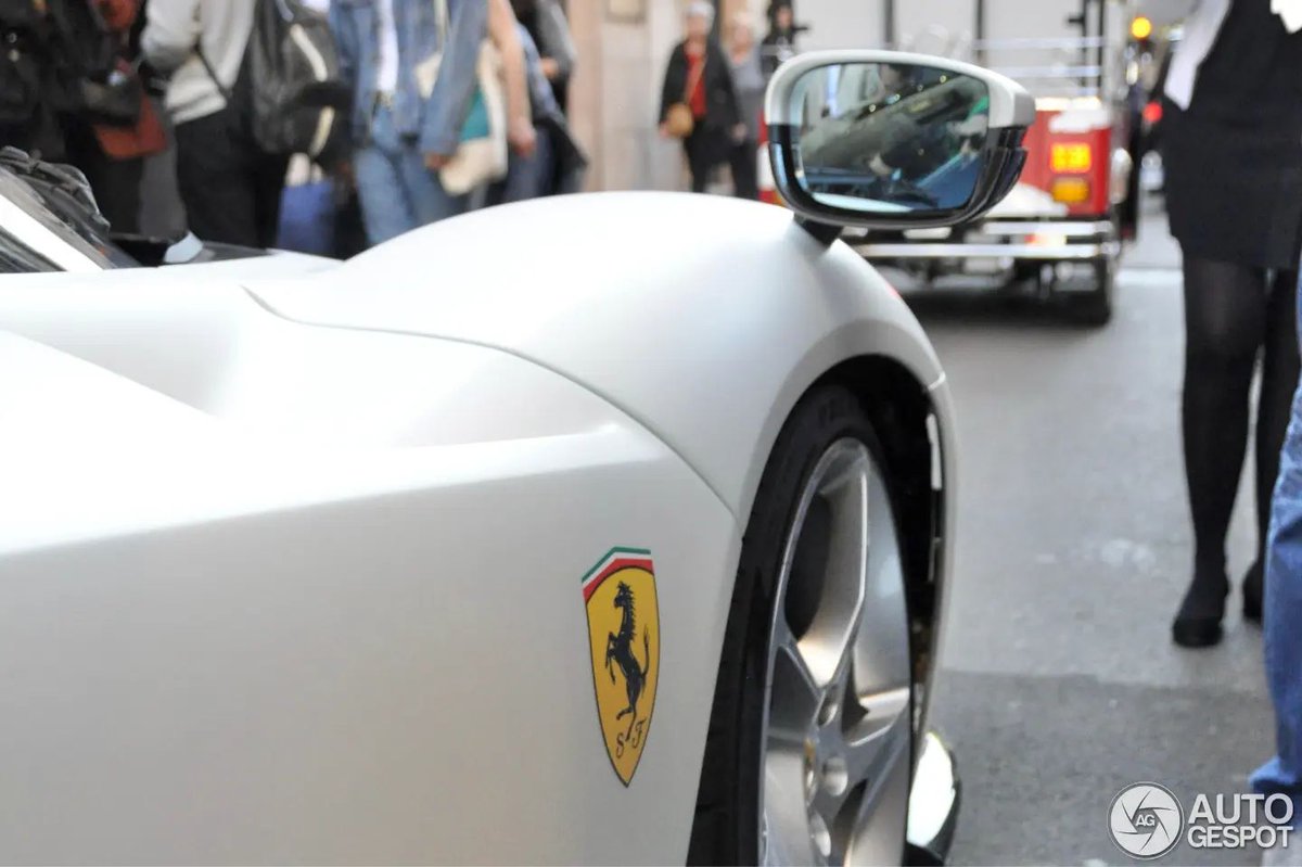 Sportimize's tweet photo. 🏎️ Mais qui voilà, Zlatan avec sa troisième Ferrari dans les rues de Milan, une Ferrari Daytona SP3 ! 😍
💰 Prix de cette petite merveille qui n'existe qu'en n’existe qu’en 599 exemplaires : 𝟐,𝟎𝐌€
📸 #AutoGespot | #SportsBiz https://t.co/HpZkeTqZP6