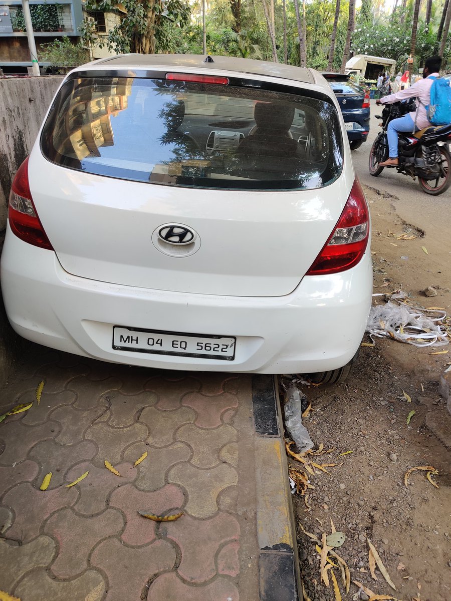 TimminsPriyanka's tweet photo. 🙄 nw people hv started parking their cars on t Footpath also😡Dey seem to hv tkn over t Hawkers! Outside Ashoka Soc, Ashok Chopra Rd, Panch Marg, off Yari Rd,nxt to Suman Soc, Versova,Andheri W @MTPHereToHelp @MumbaiPolice @AndheriLOCA @yariroadbachao @ankupande @RoadsOfMumbai https://t.co/8fmskUECfL