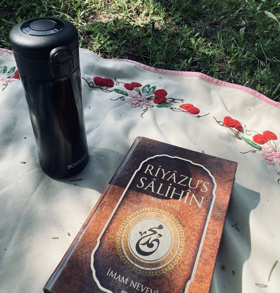 İbn Mesud (ra) demiştir ki: Rasulullah (sav) şöyle buyurdu:

“Allah’a yemin ederim ki ya iyiliği emreder ya kötülükten nehyeder, zalimin elinden tutup zulmüne mani olur, onu hak çizgisine getirir ve hak üzerinde tutarsınız ya da Allah kalplerinizi birbirine benzetir de +