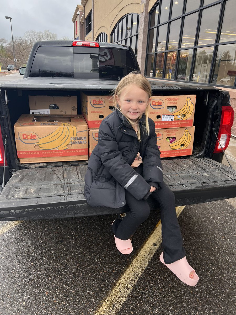 MyersVote's tweet photo. A little extra help with a food rescue today. We need to ensure our children see the impact we can have in our community. Thank you @cubfoods for supporting the Westonka Food Shelf and thank you Laurel. #yourbackyard #foodshelf #helpingothers #community #togetherwecan https://t.co/qwaEPPiZDx