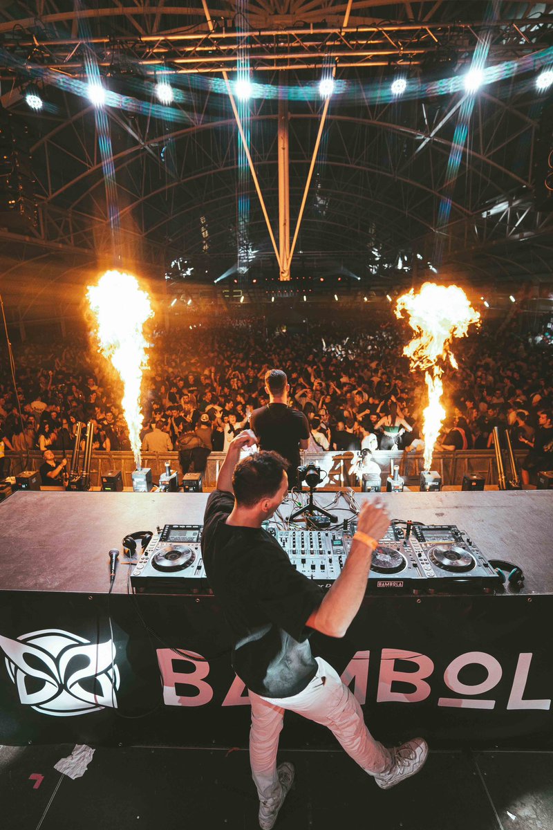 MikelAlmaraz's tweet photo. vaya noche @CarpaUniversita 🎪🔥 https://t.co/lB8mZ4rdKP