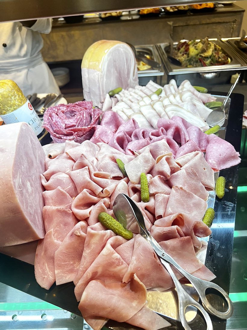 Joyeux anniversaire à l’hôtel La Falaise Bonapriso ❤️🎉🥳
4 ans déjà que nous sommes à votre service 🙏🏿