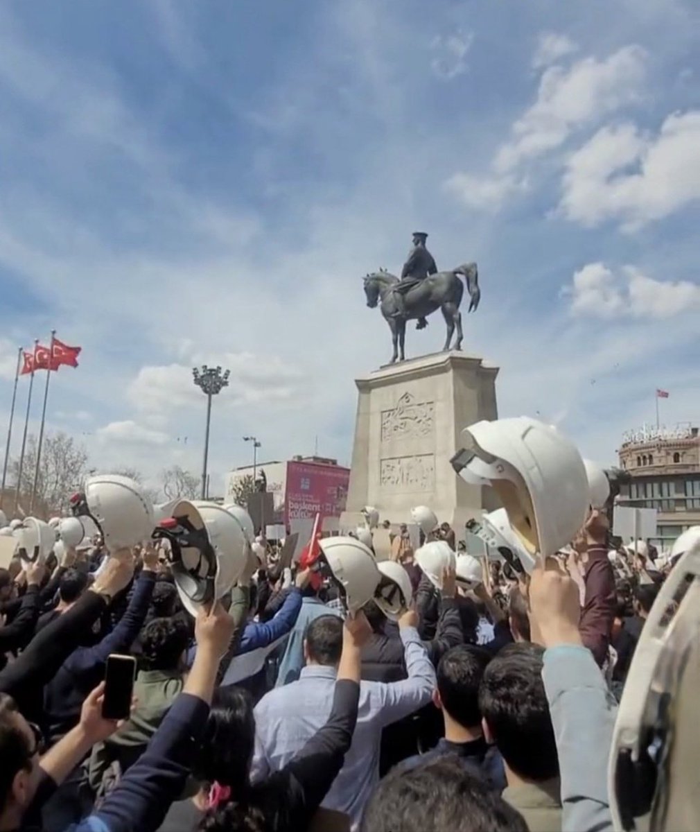 <a href="/KucukkayaIsmail/">Ismail Kucukkaya</a> Deprem öncelikli konunuz ise kamuda çalışan mühendisler de öncelikli konunuz olmalı 
Geçim sıkıntısı çekiyorsa kontrol mühendisi işine odaklanamaz 
Emri Altında çalışan işçiden düşük maaş alıyorsa işine odaklanamaz 
18.000TL maaş alıyorsa durum çok vahim …,