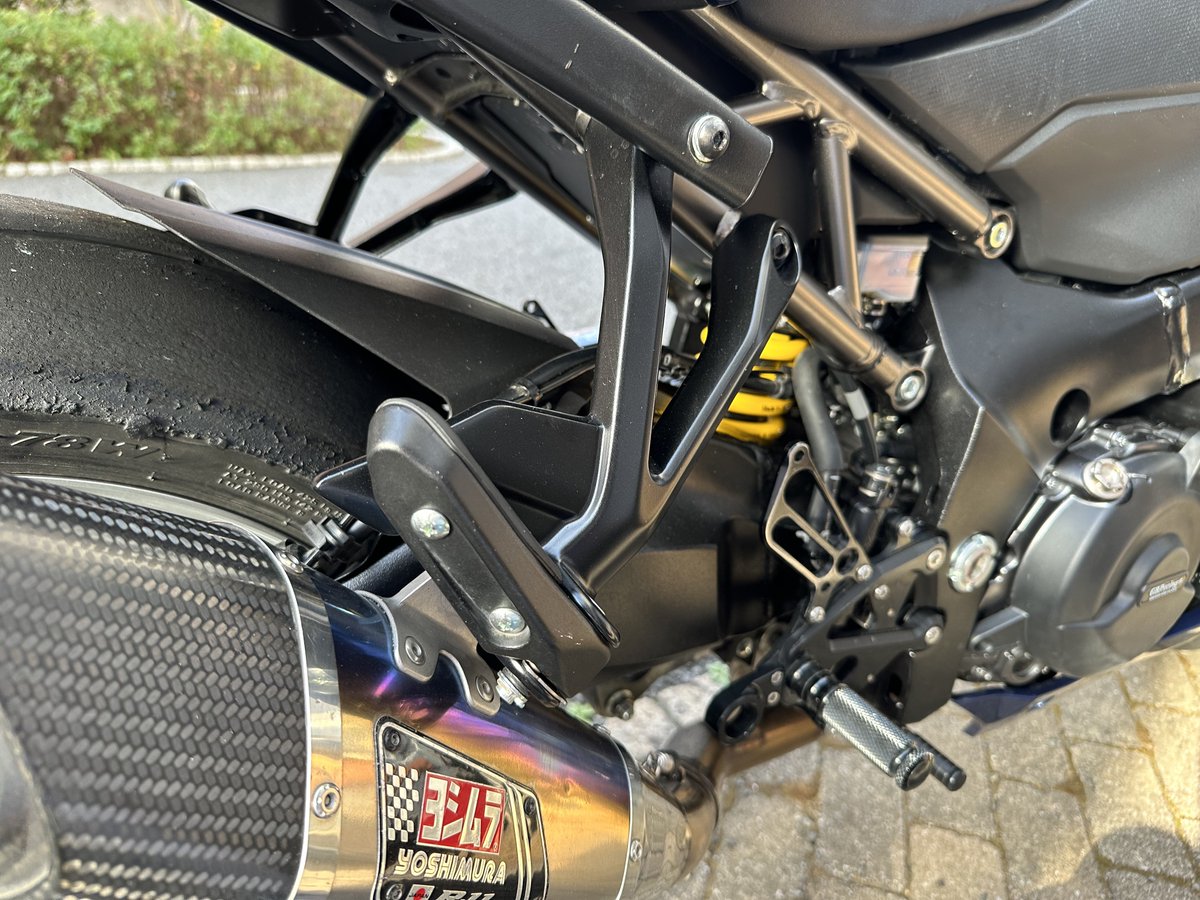 YS_GSX_S1000GT's tweet photo. GW弾丸ツーリング準備完了〜

去年のお盆は青森まで約700kmが出発から到着まで豪雨の雨

今回はソロで東京〜出雲まで約800kmを23時出発して一気に走ります。笑

エア圧は普段前後1.8 kg/cm2を高速メインなので前後2.3kg/cm2へ変更。オイルはRS4GPへ〜

雨でも晴れでも、カモーン💪

 #GSXS1000GT https://t.co/VjBgReGxju