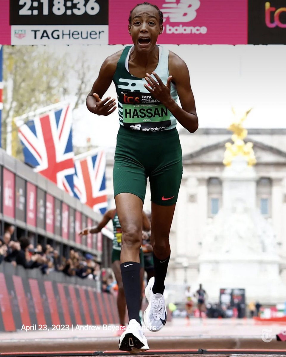 nytimes's tweet image. Sifan Hassan, an Olympic track champion from the Netherlands running her first marathon, staged a stunning comeback on Sunday to win the London Marathon in one of the most dramatic and unexpected finishes in the race’s history. nyti.ms/3mYmCFG