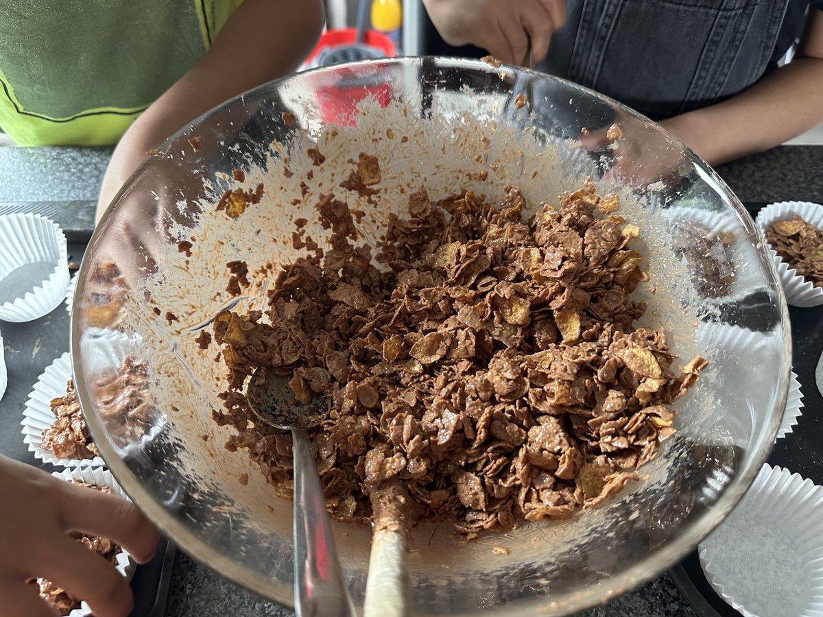 TheHoodedClaw66's tweet photo. Me favourite day of the week.
Me granddaughter has her mates over and we make cornflake cakes.
i kind of oversee the operation and then go in for the spoon.
its the little things in life that makes me happy.
#CornFlakeCakes #Grandkids https://t.co/UWjpKT1s1U