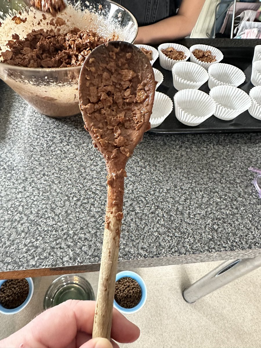 TheHoodedClaw66's tweet photo. Me favourite day of the week.
Me granddaughter has her mates over and we make cornflake cakes.
i kind of oversee the operation and then go in for the spoon.
its the little things in life that makes me happy.
#CornFlakeCakes #Grandkids https://t.co/UWjpKT1s1U