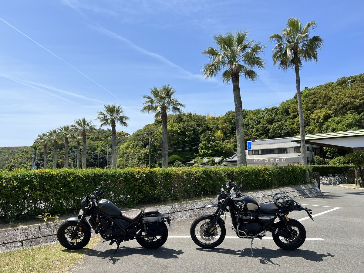 stme93443151's tweet photo. 友人とツーリング😊
風強かった。
無事にホテル着きました。
脚がひたすら疲れた😄
#和歌山
#湯快リゾート
#ツーリング
#レブル
#SCRAMBLR1200 https://t.co/9GDSwgOkLq