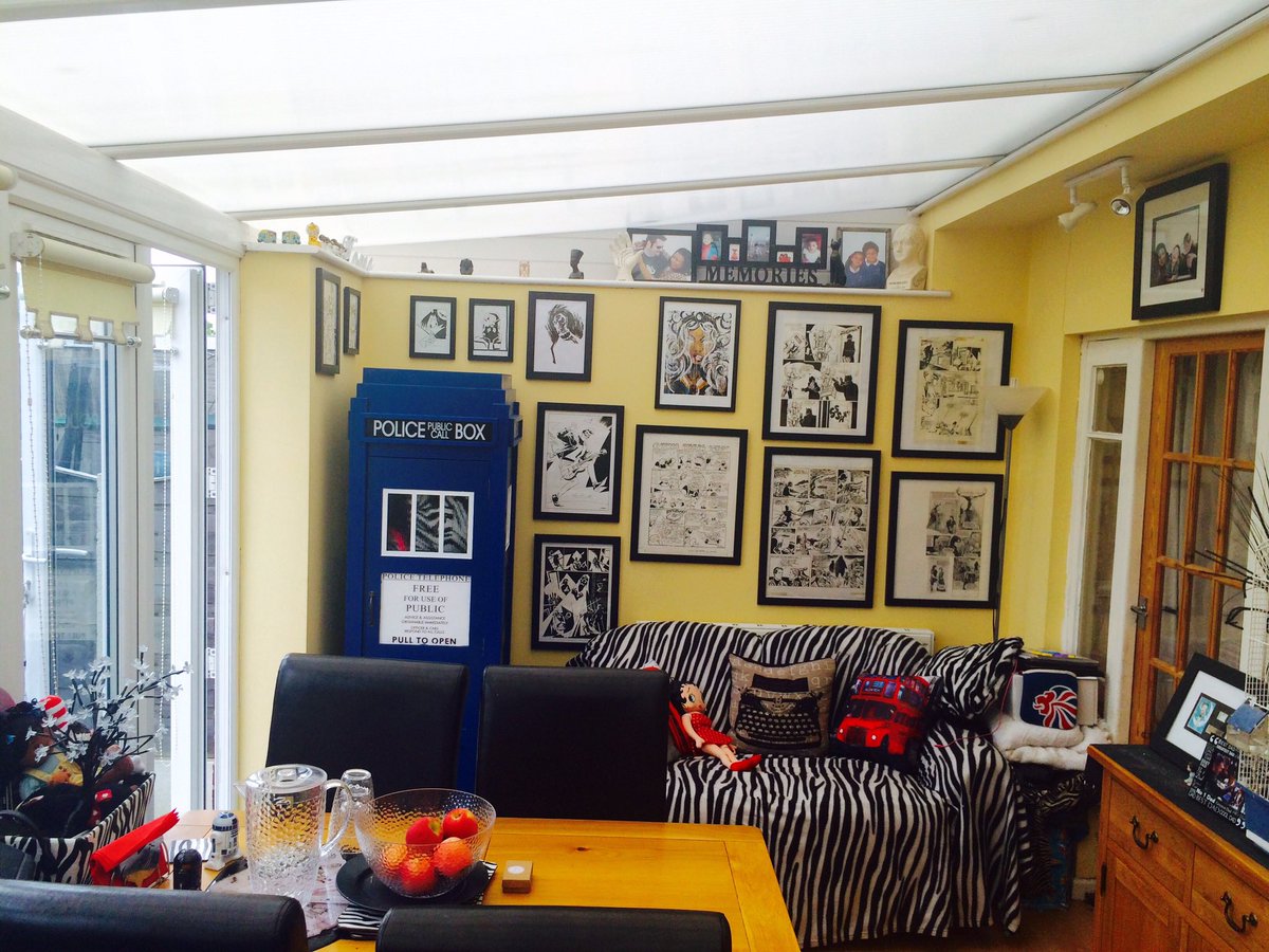 Zebra_carol's tweet photo. #OTD 2016 visiting her #Comic writer Dad #ThingTwo received her surprise personalised illustration as #DoctorWho assistant to #MattSmith - that year I bought us a #TARDIS 😜#bigfan
On a different note #ThingTwo aka #Heather in #AKindOfSpark by @BooksandChokers
on @cbbc https://t.co/qjK2X01B1C