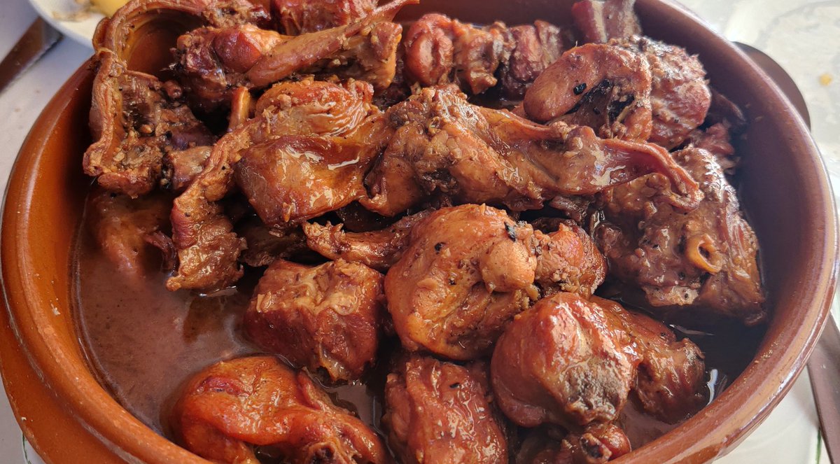 Aún quedan sitios donde tomar conejo al ajillo. Este es del Mesón del Águila, en Vicálvaro. Hay más Madrid más allá de la M30