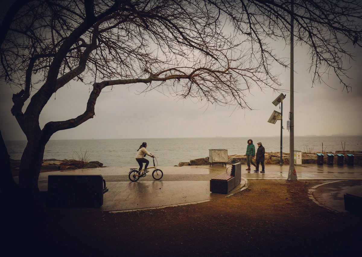 mrbbenmanolya's tweet photo. Yağmurlu gün… Bisikletli kız…

📍Moda Sahili, İstanbul
📆 Ocak 2023
📸by @mrbbenmanolya 

#sierra #rainyday #photooftehday #streetphotographer #photography #streetphotography #travel #türkiye #kadıköy https://t.co/zwbI5qhWrv