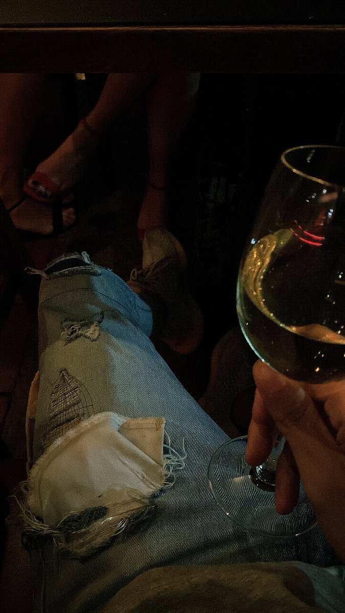 w69knd's tweet photo. Cheers Twitter, hope everyone’s taking a nice Sunday to unwind and have a good wine 🍹🥂🍷 https://t.co/MzZjsnRPWB