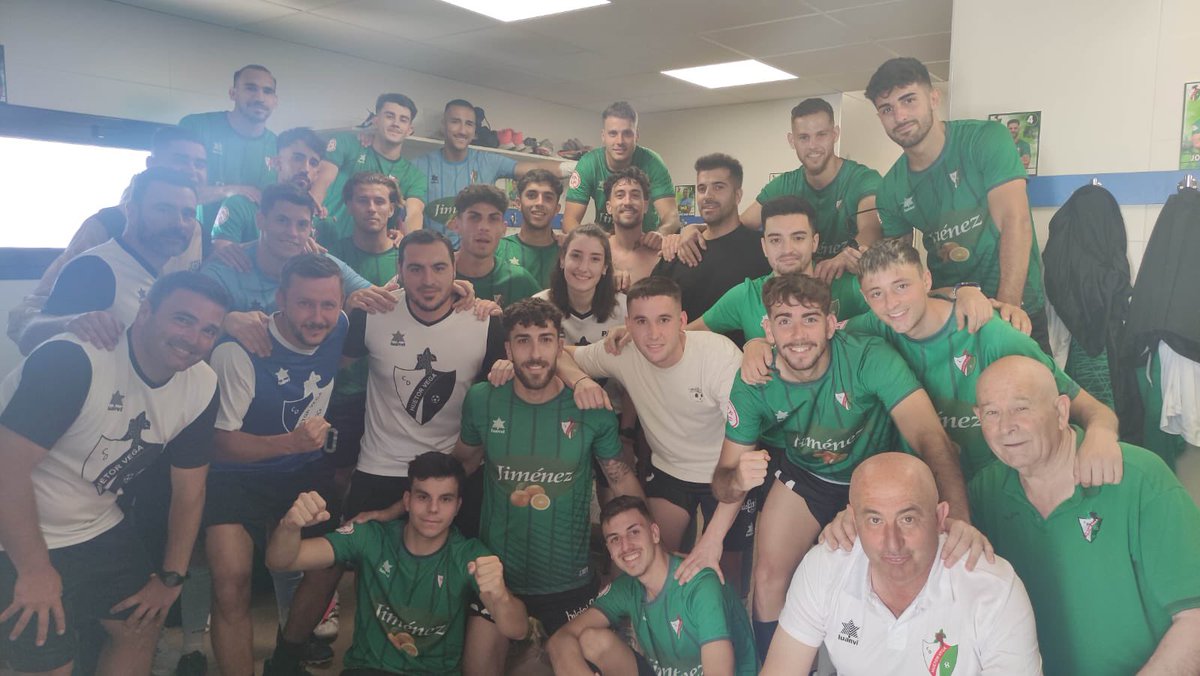 CD_HuetorVega's tweet photo. Nada que reprochar. Se han dejado la vida hasta el final y han realizado una temporada para la historia.

Esta plantilla es enorme en todos los sentidos. Con ustedes siempre. Con vosotros a donde haga falta.

💚🖤 https://t.co/tF0K4GWrub
