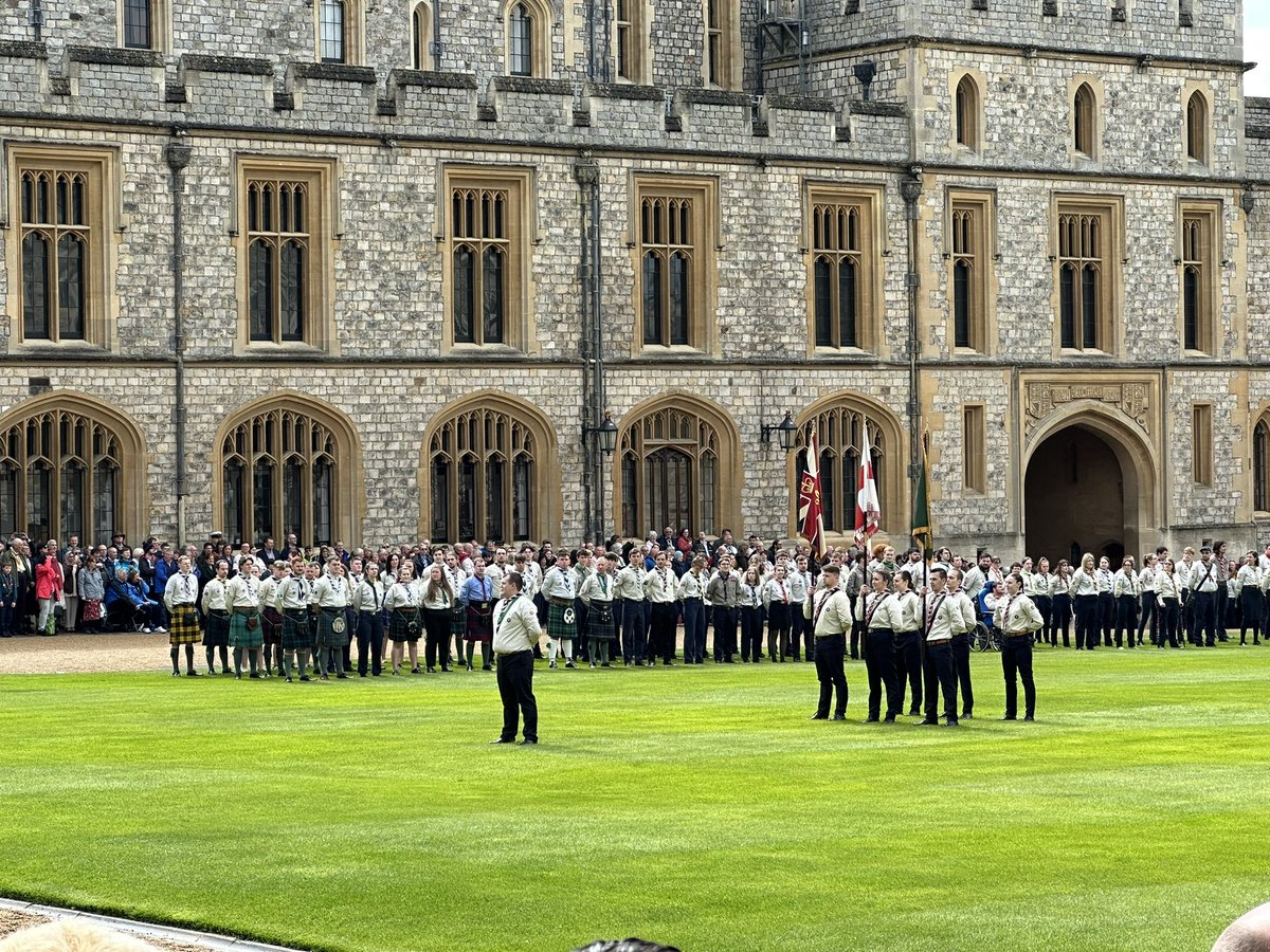 Sharkey_Scout's tweet photo. The Scottish Queen and King Scouts have just led the parade into this year's St George's Day Parade at Windsor Castle.
This years parade is being reviewed by the Duke of Kent and @BearGrylls
#StGeorgesDay #WindsorCastle #TopAward https://t.co/1sYru0LjXi