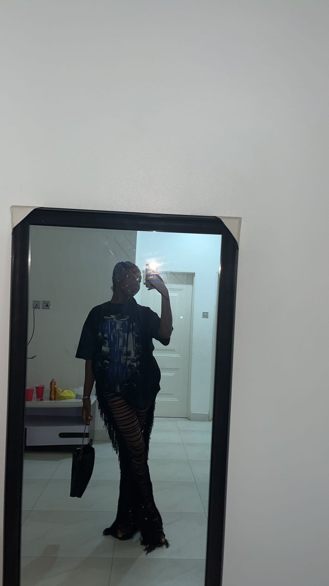 Oluwatunmise__'s tweet photo. Pick a side!🙊 https://t.co/kbBmIIf221