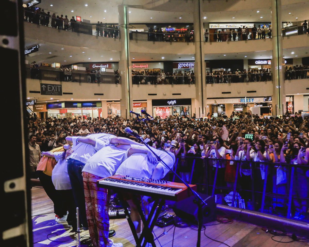 karposmm's tweet photo. In time, I know we'll meet once again @PViphurit 🫶

That's a wrap for #PhumViphuritLiveAtAyalaMalls at @MarketMarketBGC ✨ https://t.co/3k9KOhBOhf
