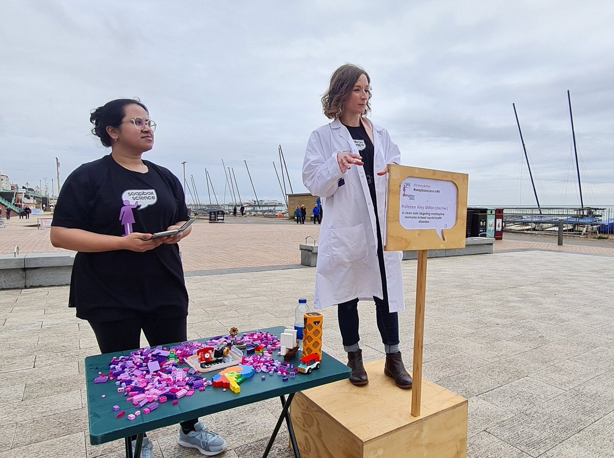 Next up is @DrAmyMilton talking about #memory and #MentalHealth as part of #SoapboxScienceBN #WomenInSTEM @BritishNeuro @SussexNeuro
