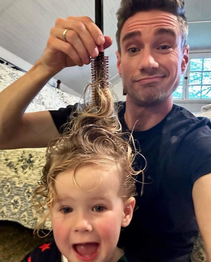 BernardDarn's tweet photo. #Dadfails took me 10 mins to untangle πππβ¦ whose hair should I comb next ?
#singledad #daddaughter #lovingdad #SundayFunday https://t.co/Et8qEpW5iH