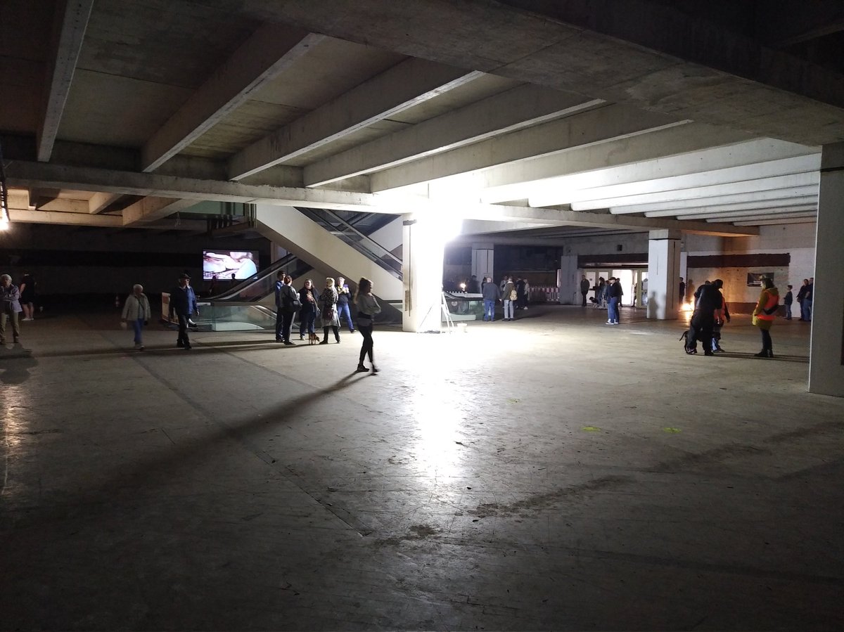 Selten war ein so trauriger, leerer Klotz so gut besucht. Schöne Aktion #Hertie #hertietag #Delmenhorst