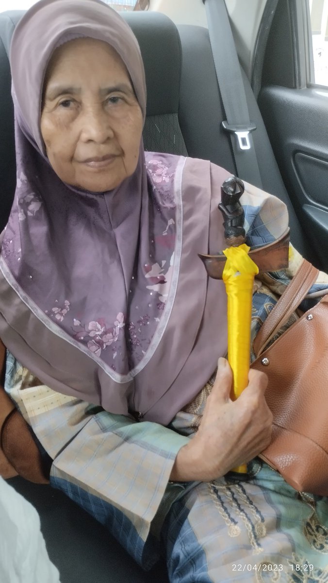 gelorabiru's tweet photo. Waris Datuak Rajo Pangulu
(Datuk Raja Penghulu)

Ini adalah Tok kami. Emak kepada abah aku. Asli Minang. Asal Medan, Sumatera. Moyang aku iaitu ayah kepada tok semasa beliau masih ada lagi kami panggil Nek Wan. 

Bila kita hulur keris Minang, barulah Tok buka mulut pasal ayah dia https://t.co/ucB90nGrkL