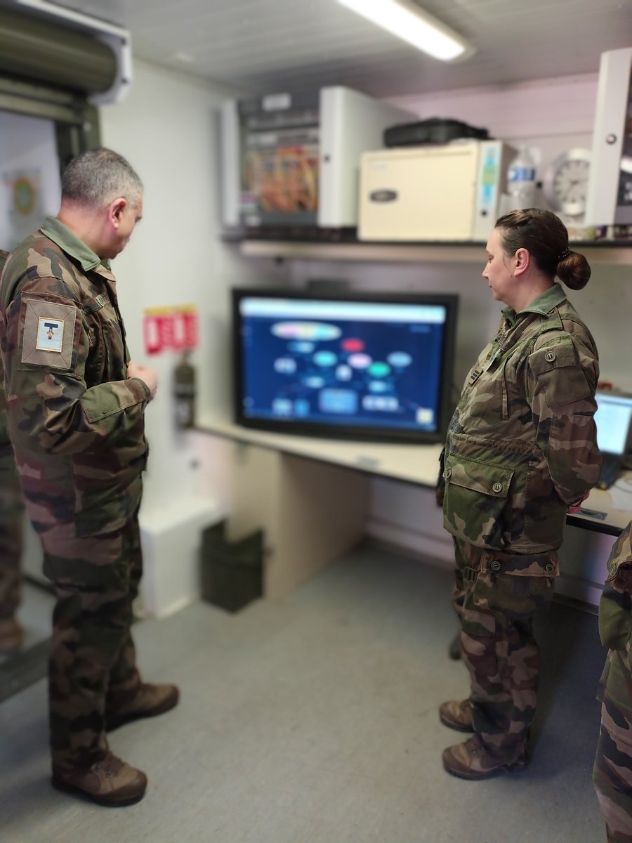 CATNC_FR's tweet photo. Visite du général Eyharts, père de l'arme des transmissions et commandant en second du #COMSIC
Les combattants du numérique sont présents sur l'ensemble de #ORION23, de la préparation à l'installation de la partie réelle au plus près des combats dans l'exercice.
@armeedeterre https://t.co/3b5viDgMbV
