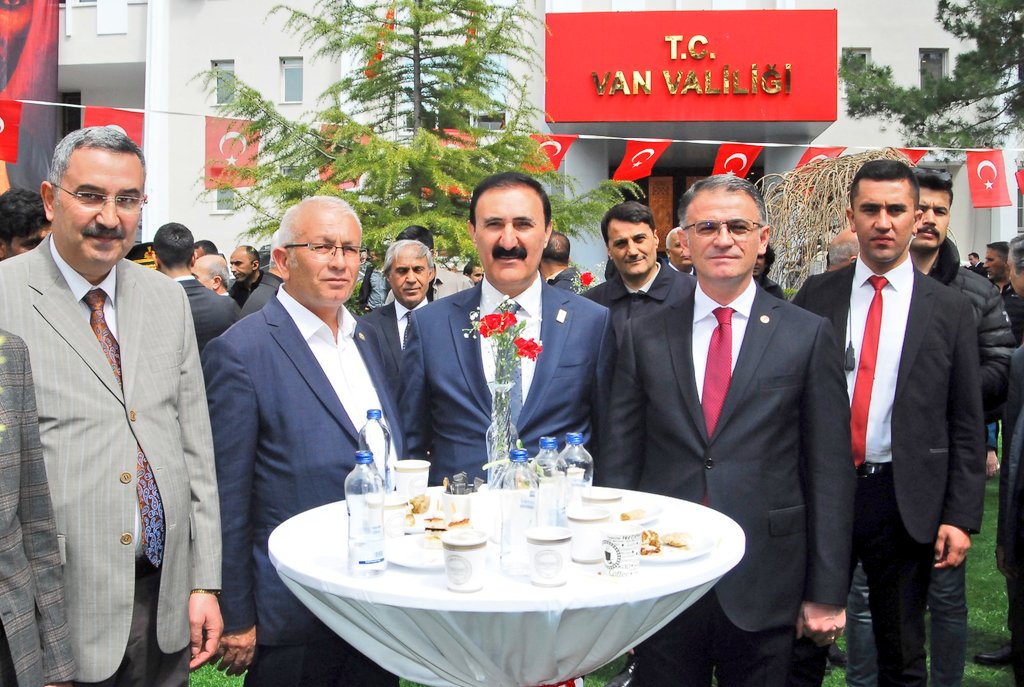 vanticborsa's tweet photo. Ramazan Bayramımız Mübarek Olsun.
Başkanımız Sn. @Nayifsuer Van Valimiz Sn. Ozan Balcı'nın düzenlediği bayramlaşma programına katıldı. 
@TOBBiletisim @RHisarciklioglu @tcvanvaliligi @valiozanbalci @VanEmniyetMud
@ayd_atanur @tusbabeltr
@Salih_Akmann
#RamazanBayramınızKutluOlsun https://t.co/qzZ3bYWRYL