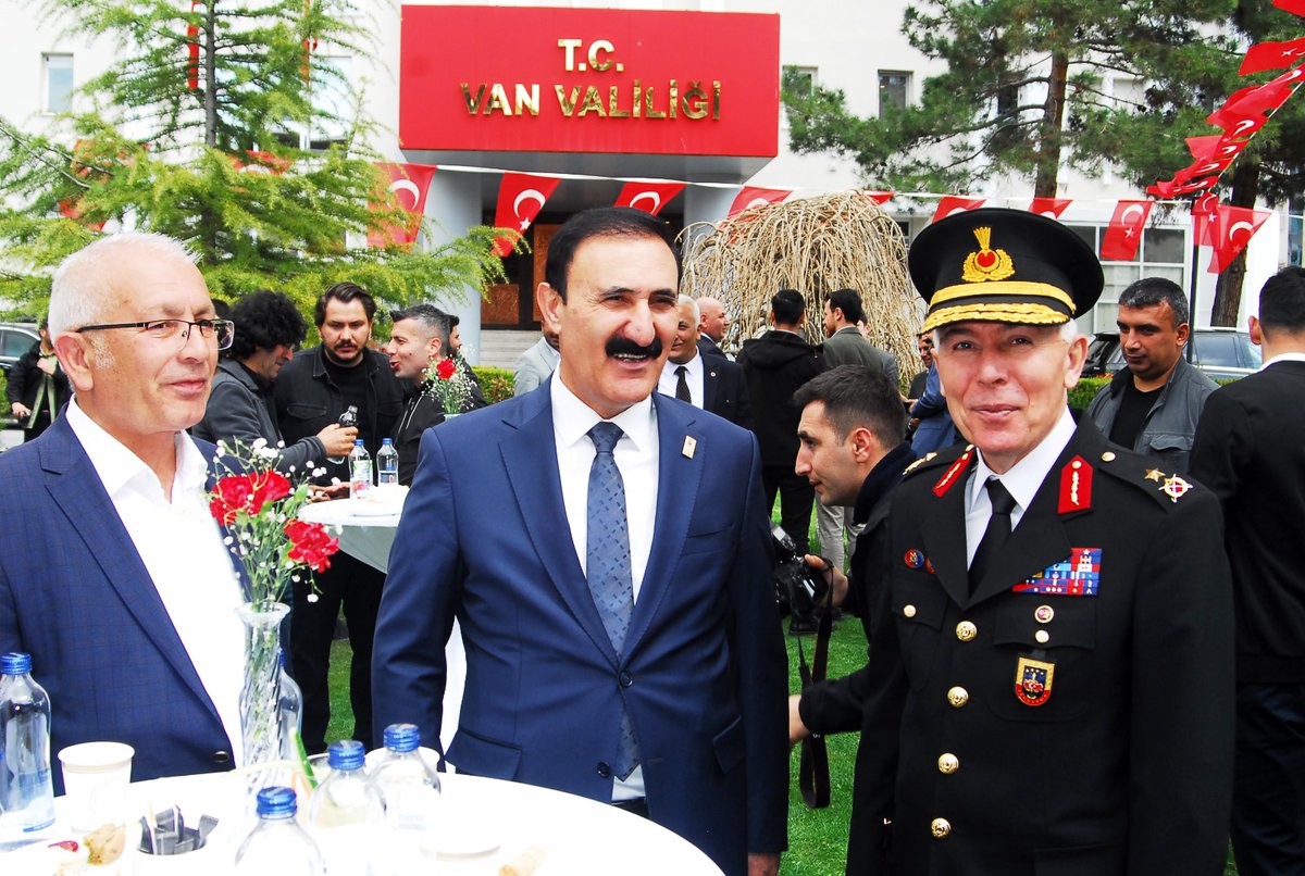 vanticborsa's tweet photo. Ramazan Bayramımız Mübarek Olsun.
Başkanımız Sn. @Nayifsuer Van Valimiz Sn. Ozan Balcı'nın düzenlediği bayramlaşma programına katıldı. 
@TOBBiletisim @RHisarciklioglu @tcvanvaliligi @valiozanbalci @VanEmniyetMud
@ayd_atanur @tusbabeltr
@Salih_Akmann
#RamazanBayramınızKutluOlsun https://t.co/qzZ3bYWRYL