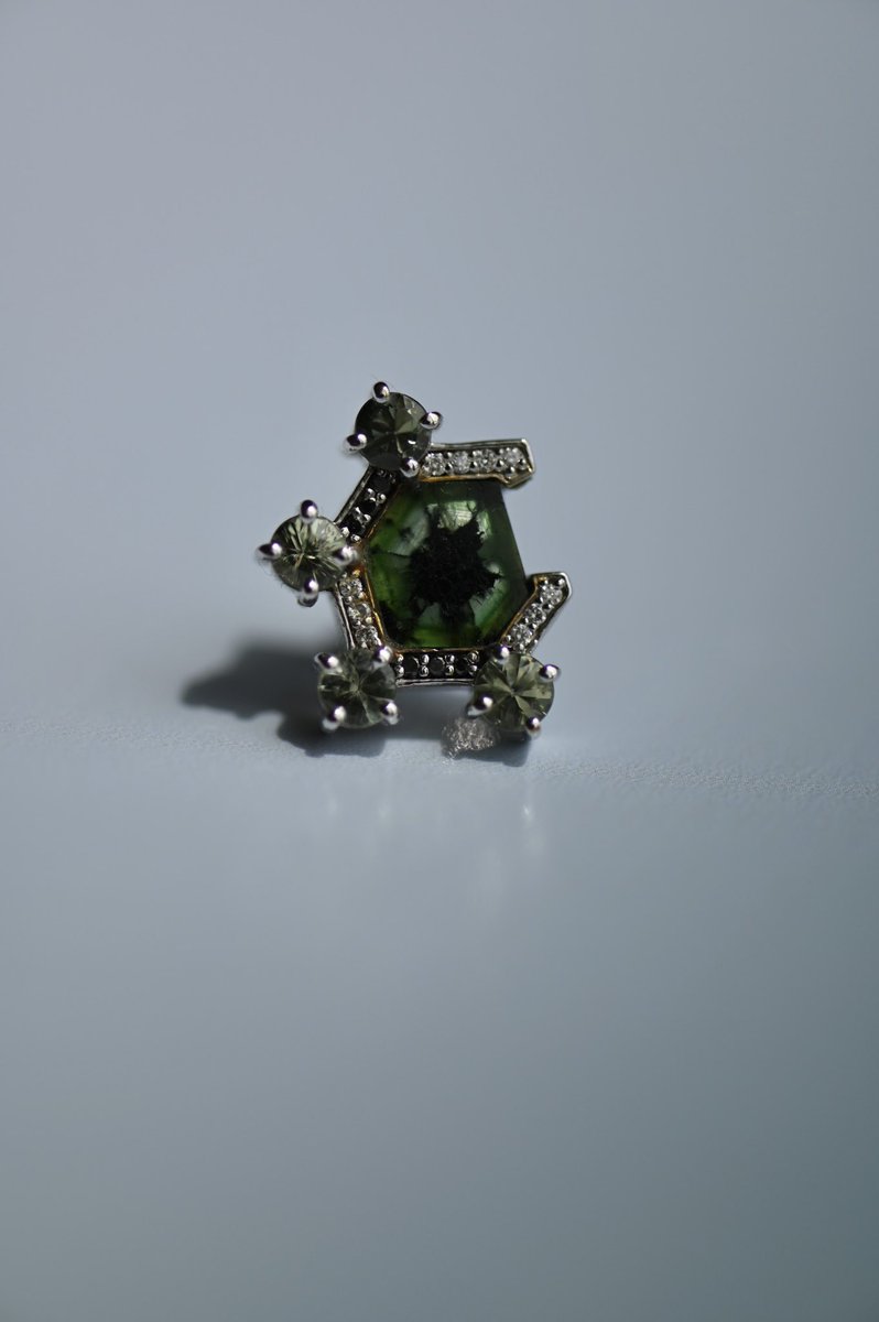 CleirStudio's tweet image. #CLEIRSTUDIO #RareBeauty #EmeraldEarrings #OneOfAKind High End Art Jewelry Single Earrings // Natural Rare Green Colombian Emerald Trapiches, Green and Yellow Sapphires &amp;amp; White and Black Diamonds. Set on 18K Solid White and Yellow Gold. [*Trapiche Emerald Gems are some of the