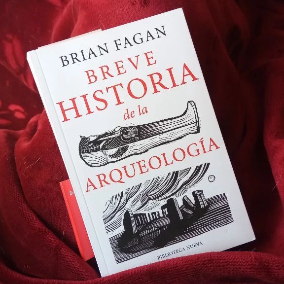 99ediciones's tweet photo. Hoy los libros toman las calles aquí también y yo no puedo ser más feliz. Gracias @la_libreria_de_angela.
.
.
.
#diadellibro #felizdia #especialsantjordi #arqueologia #libros #brevehistoriadelaarqueologia #brianfagan https://t.co/9rgApiYfXc https://t.co/04eoaEpCWh