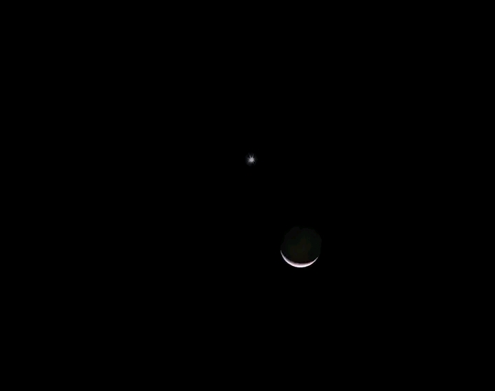 mmeowwscreww's tweet photo. Take time to look at the moon right now. It's amazing just like you 🌙
-Moon Meets Venus again🤍
#moon #moonvenus #moonvenusconjunction #moonnow #Venus #Luna https://t.co/Sy2TuiXLwI