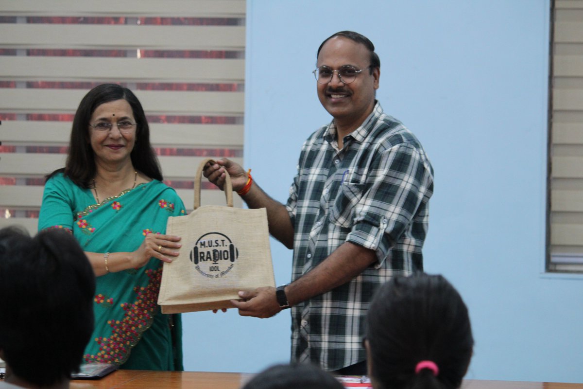 Take a look at @muradiomust of @Uni_Mumbai's training session photos. Veteran newsreader and anchor Ms Shibani Joshi conducted the session for RJ aspirants. Coordinator of MUST Radio @profmandar and 26 radio enthusiasts made the session a success!