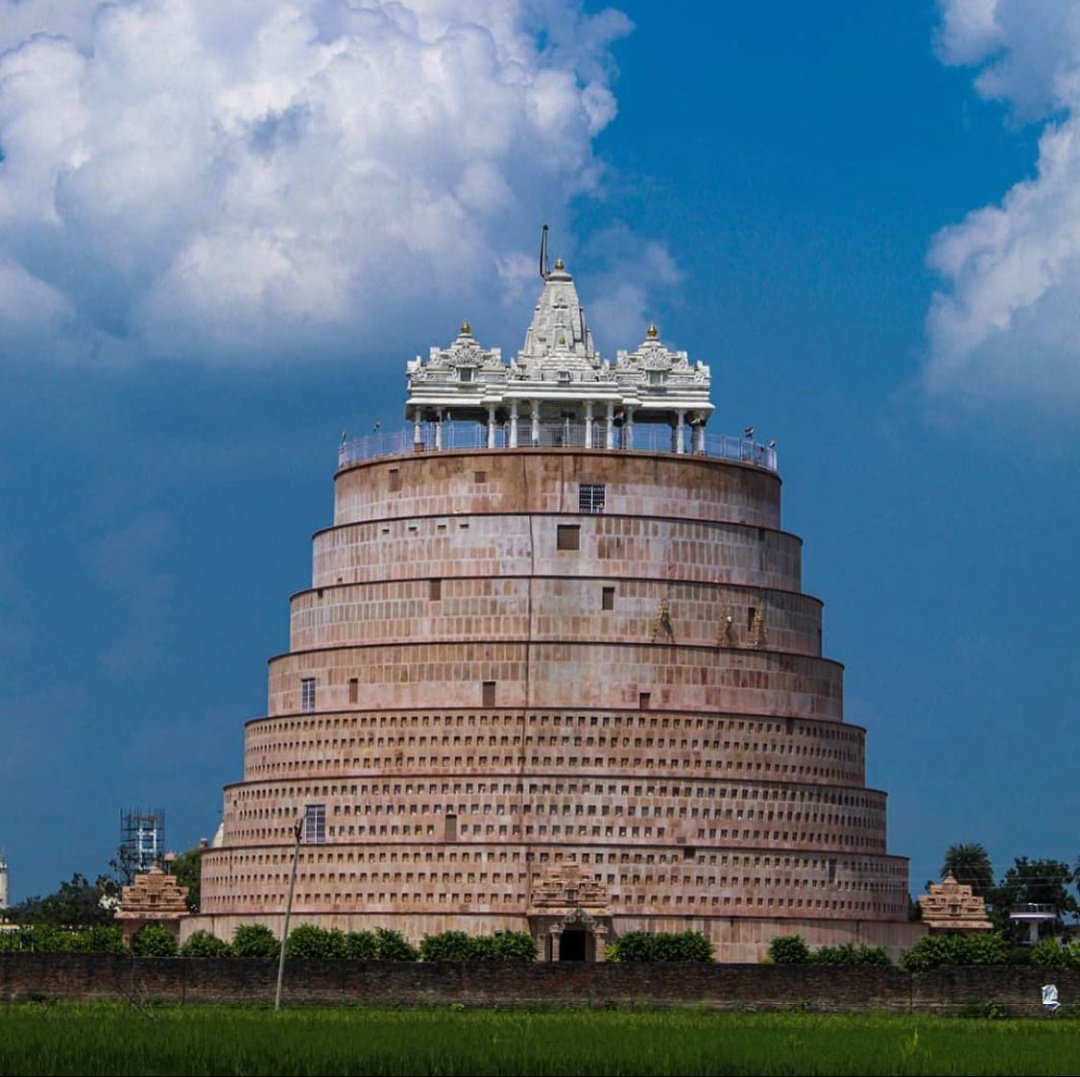 The Ashtapad Teerth stands151 feet tall With its intricate details and eight floors,the temple exudes an ethereal ambiance.The outer walls are adorned with 150idols It is the very place where Shreyans Kumar performed the Varshitap parna of Bhagwan Adinath.
#Jainism #akshaytritiya