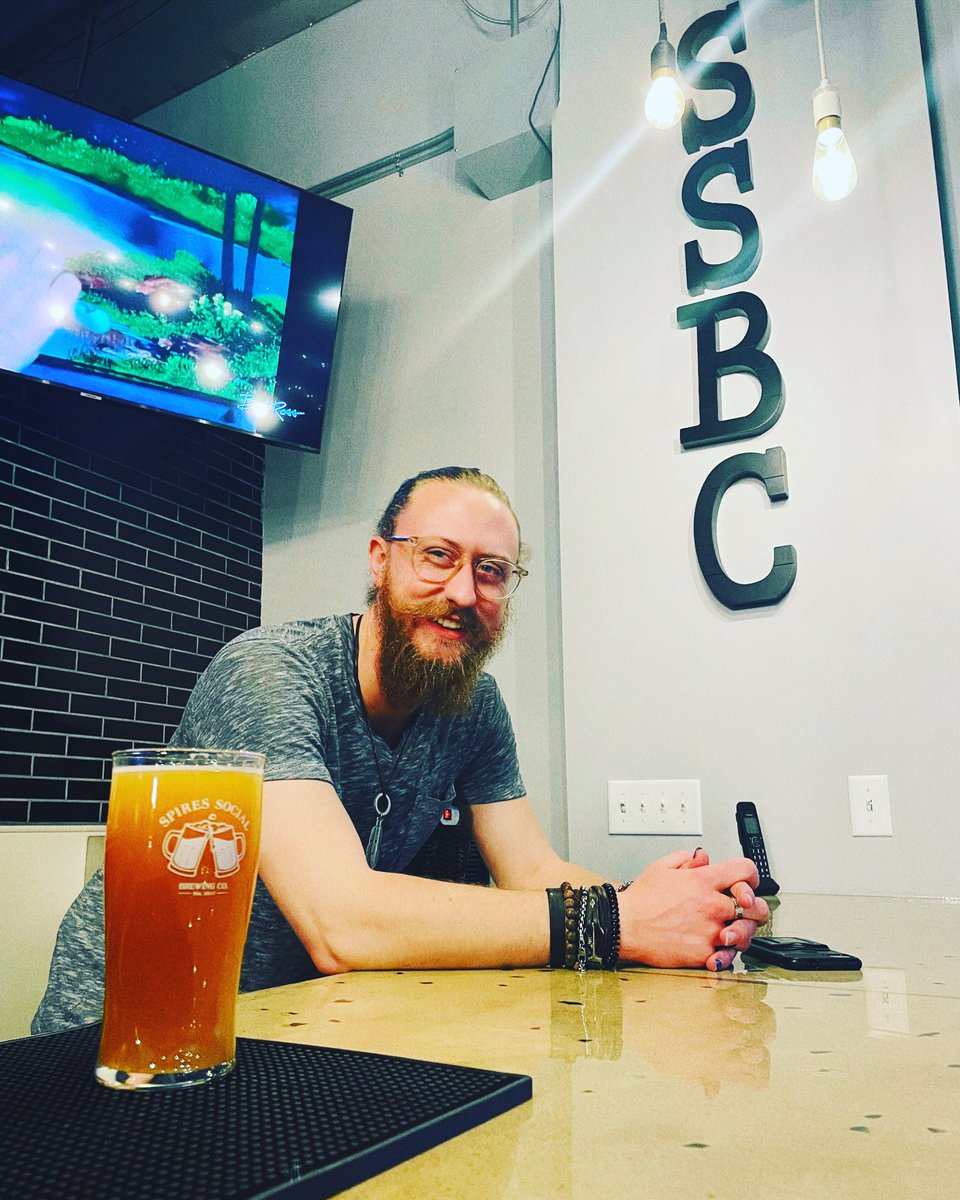 SpiresSocial's tweet photo. TᕼᗩT ᗷIᖇTᕼᗪᗩY G҉L҉O҉W҉.
#feeling25 Happy Birthday, Jimmy!! 🥳
#beertender #bartenderlove #happybirthday #jimmyjames #craftbrewery #beerinspires #cbus #columbusohio #columbusbrewery https://t.co/sbCQckjHIV