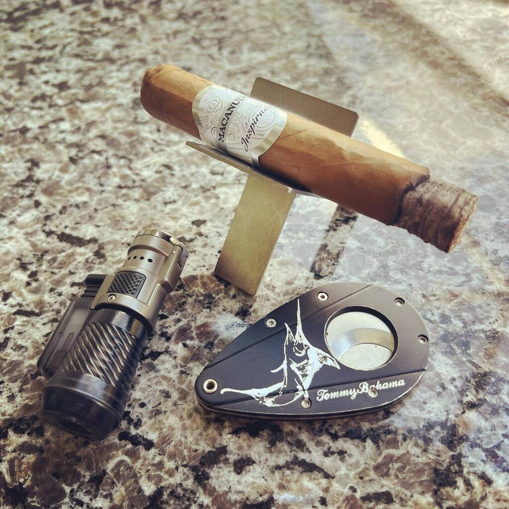 braddog's tweet photo. Mornings on the lanai…
#cigars #cigarculture #cigarlife #lanailife #macanudo #xikar #tommybahamacigar #cigaroftheday #cigarphotos #distinguishedruffian https://t.co/FsolCF9fD6 https://t.co/RJQiv1KcLp