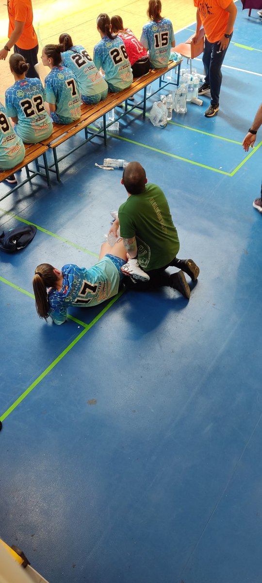 Gestos que hacen bonito el balonmano 😍
En la final JF de Madrid, <a href="/avmbp/">Alvaro Vimbela 🐺</a> fisio de <a href="/balonmanoikasa/">Balonmano iKasa Boadilla</a>, no ha dudado en atender a las chicas de Iplacea. Destacando al finalizar el encuentro, que en vez de celebrar el oro con su equipo, ha estado con una jugadora de Iplacea. Gracias 🤩