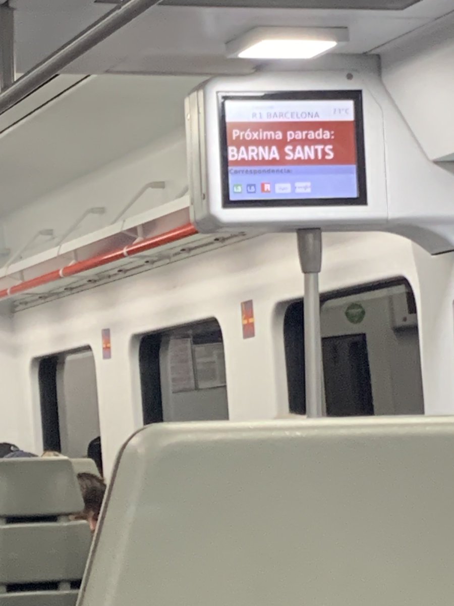 Som a plaça Cataluña I ens diuen que som a Santa, venim de Mataró per la R1, abans ja ens han dit que passaríem per Passeig de Gràcia.