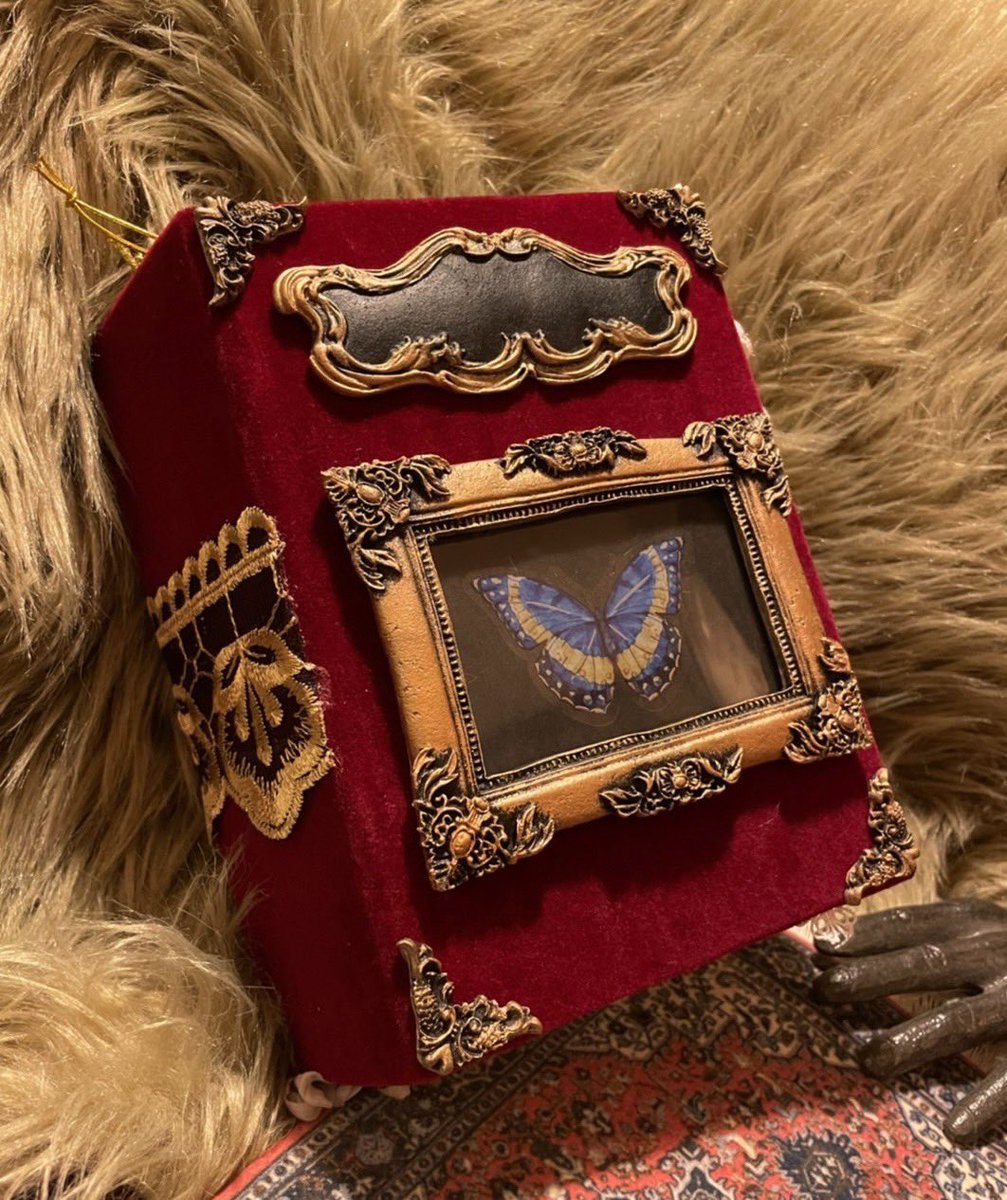 NekoAshiDou's tweet photo. 初めまして、猫脚堂です🐈‍⬛
ハンドメイド作品を製作してる二人組です🌙
劇場型のドールハウスや
ジャンクジャーナルなど作って販売しております♪
気に入って頂けたらフォローお願いします🎵

https://t.co/ecsAFrPyuR

#ジャンクジャーナル
#ドールハウス
#ハンドメイド
#アンティーク
#ドール https://t.co/XxFwS6N4R7