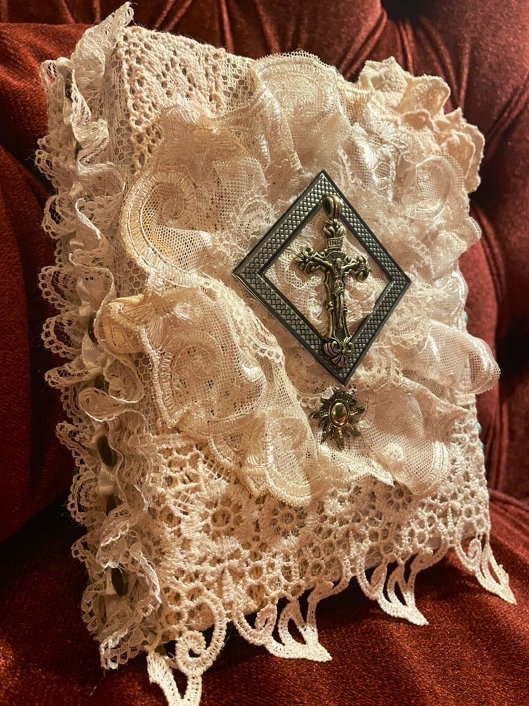 NekoAshiDou's tweet photo. 初めまして、猫脚堂です🐈‍⬛
ハンドメイド作品を製作してる二人組です🌙
劇場型のドールハウスや
ジャンクジャーナルなど作って販売しております♪
気に入って頂けたらフォローお願いします🎵

https://t.co/ecsAFrPyuR

#ジャンクジャーナル
#ドールハウス
#ハンドメイド
#アンティーク
#ドール https://t.co/XxFwS6N4R7