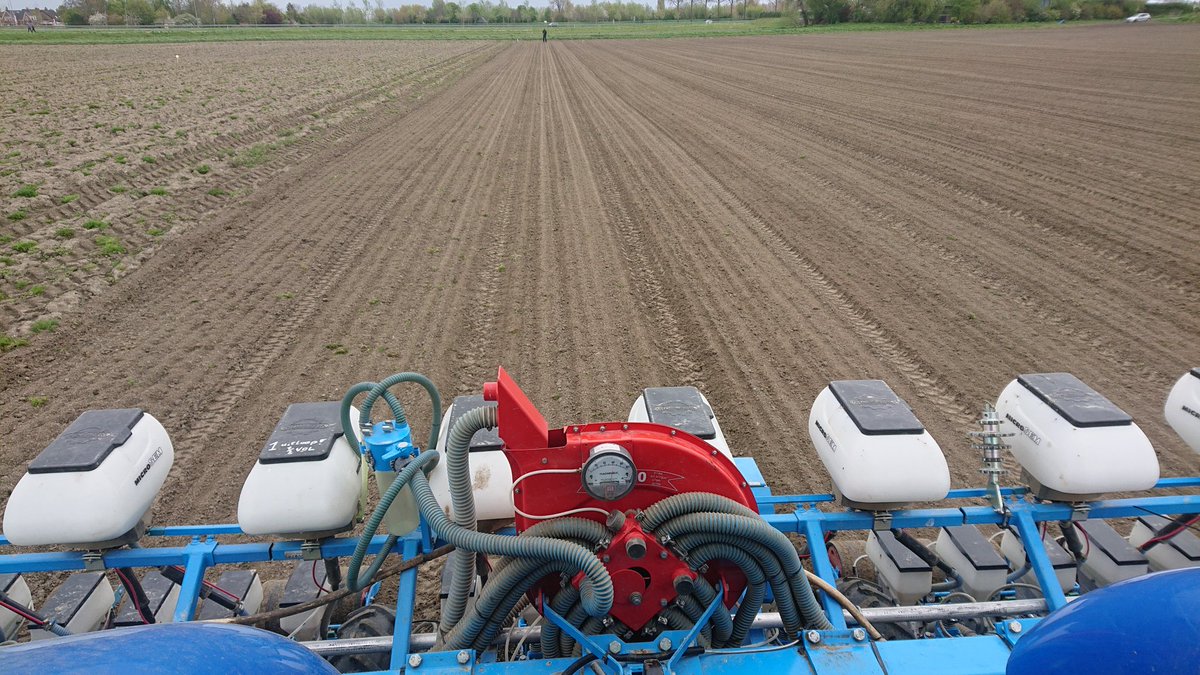 Vrijdag uitgeregend met #uien zaaien, 3 mm zet je toch even stil. Gisteren check, geen denken aan, vanmorgen 10:00u nog niet. 12:15u ken net! , 1 ha kunnen zaaien met wat gespetter 💦 en perceel afgemaakt. Zijn boer en loonwerker weer gerust op de zondag.