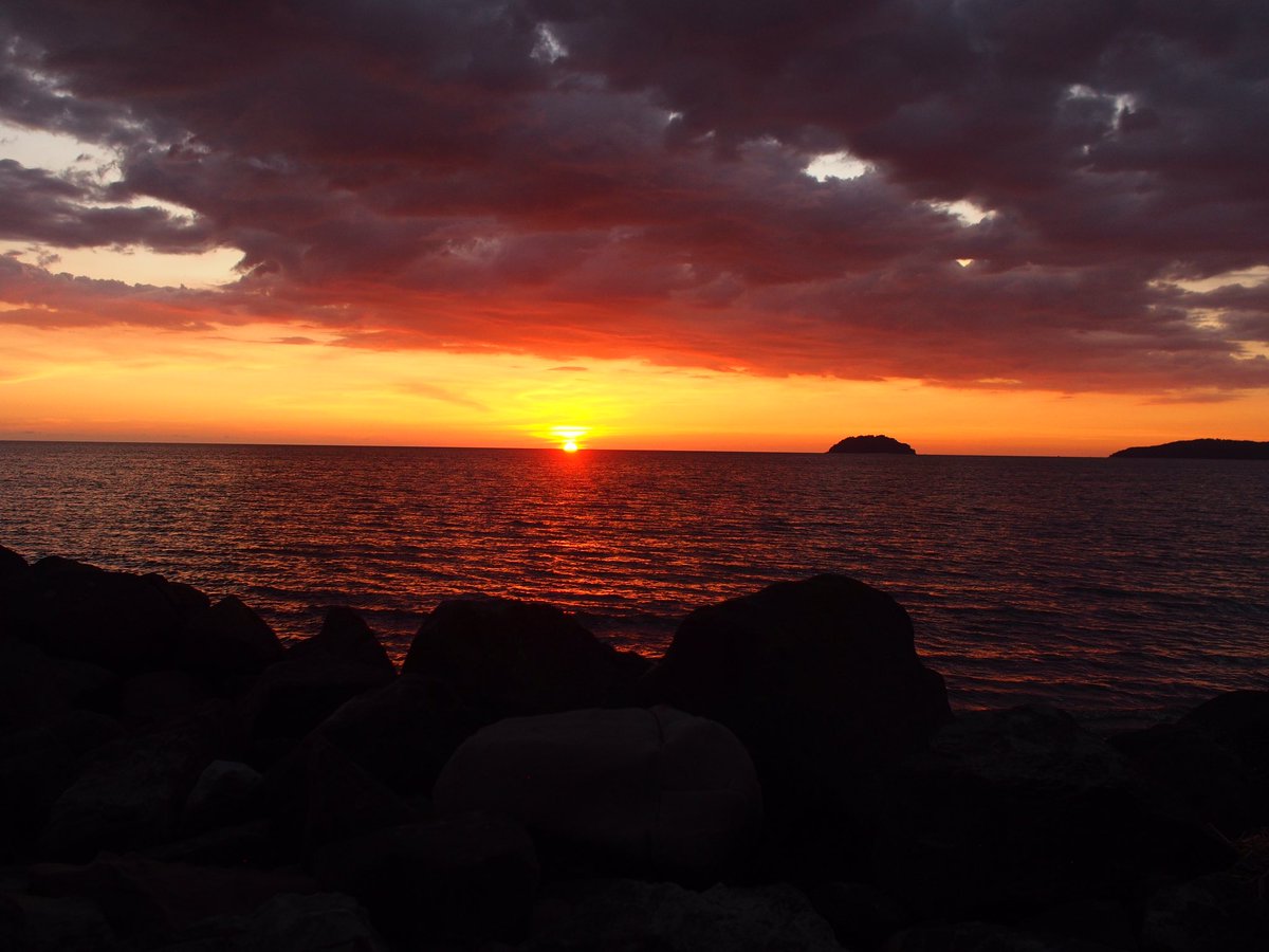 kong46's tweet photo. Sunset at Tanjung Aru Kota Kinabalu https://t.co/mloLU68kFr