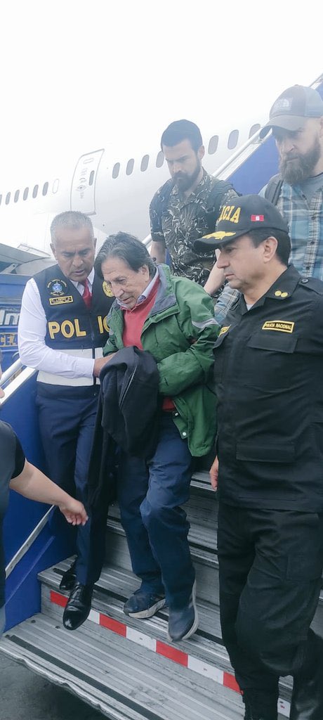 Tomenotape's tweet photo. Toledo llegó al #Peru extraditado de Estados Unidos. Cumplirá prisión preventiva de 18 meses en penal que alberga a Fujimori y Castillo. https://t.co/63gFsNi8nX