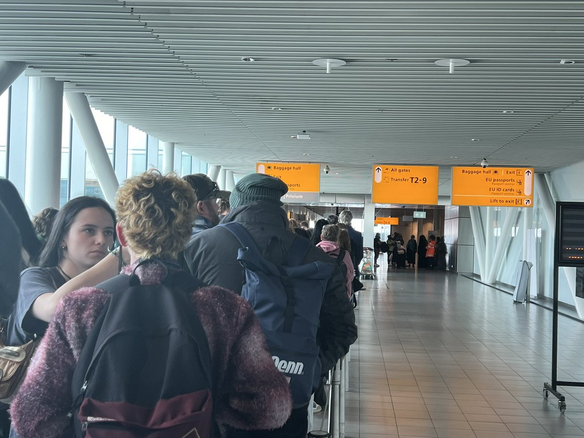 LesleyMacV's tweet photo. @Schiphol passport control absolute nightmare 🤬 for UK arriving passengers. Longer in queue than the flight and STILL only halfway through. #bringbackcontrol ain’t working folks. Lane on left for the lucky 🇪🇺 travellers. Being punished for Brexit mess 😖 https://t.co/mqyD4ohPuX