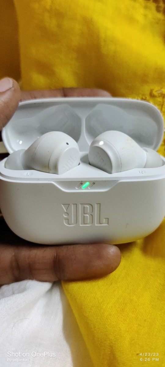 _priyanka__29's tweet photo. #jbl ❤️✨ #brogift https://t.co/MGcdeXHGu1