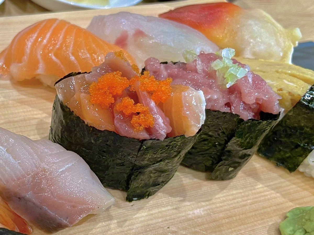 muroingo's tweet photo. 先月進出したベトナム弁慶に行って来ました🍣場所はブンタウというリゾート地です。

本部から日本人板前が常に出向しているので100%弁慶品質でした✨

豊洲からの輸入が多いですが、地物を起用する方針は受け継がれており、ハタやイカ、海老はブンタウ産を使っているとのこと！

観光の際はぜひ！ https://t.co/hBHRrvEj2h