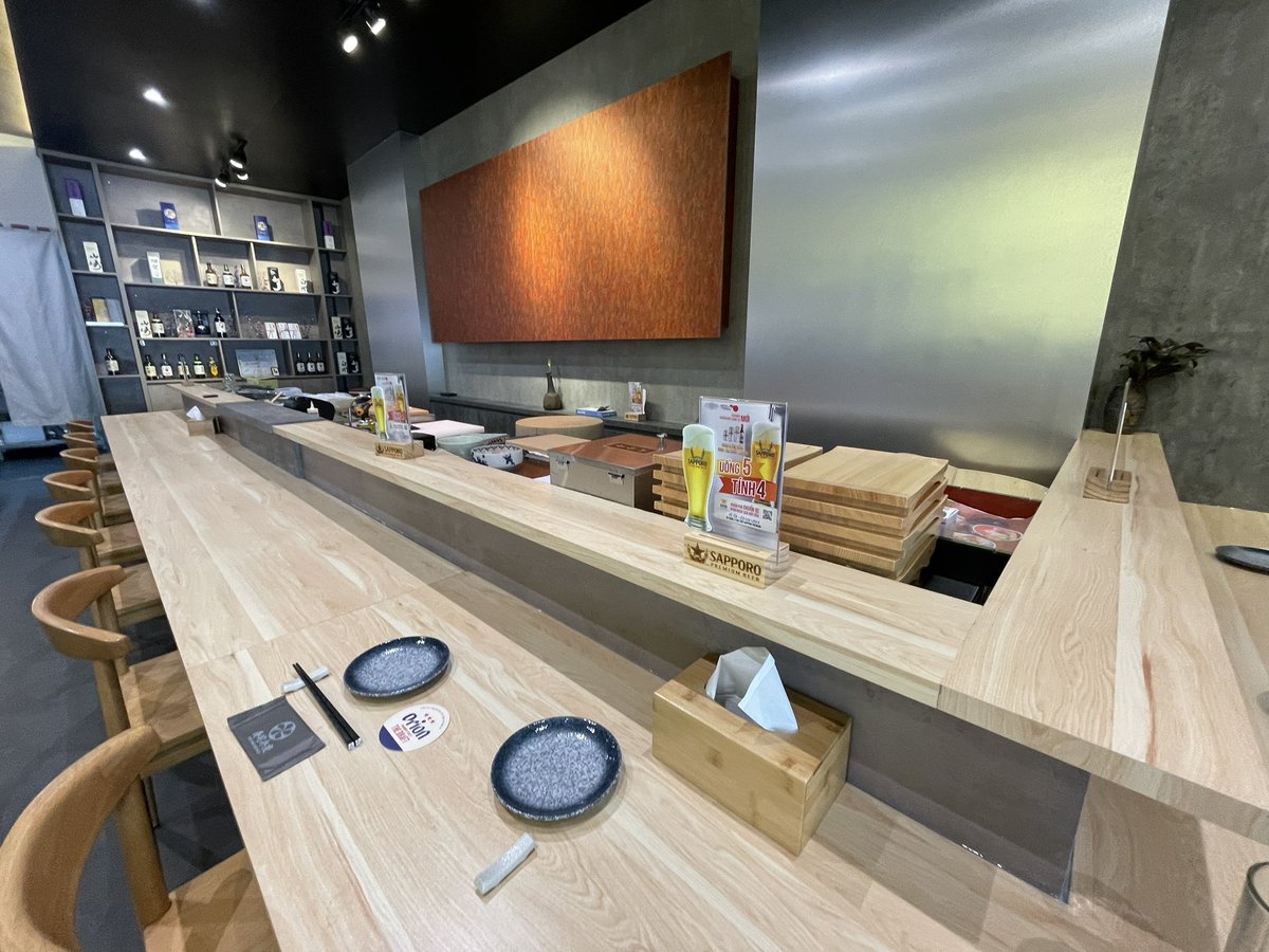 muroingo's tweet photo. 先月進出したベトナム弁慶に行って来ました🍣場所はブンタウというリゾート地です。

本部から日本人板前が常に出向しているので100%弁慶品質でした✨

豊洲からの輸入が多いですが、地物を起用する方針は受け継がれており、ハタやイカ、海老はブンタウ産を使っているとのこと！

観光の際はぜひ！ https://t.co/hBHRrvEj2h