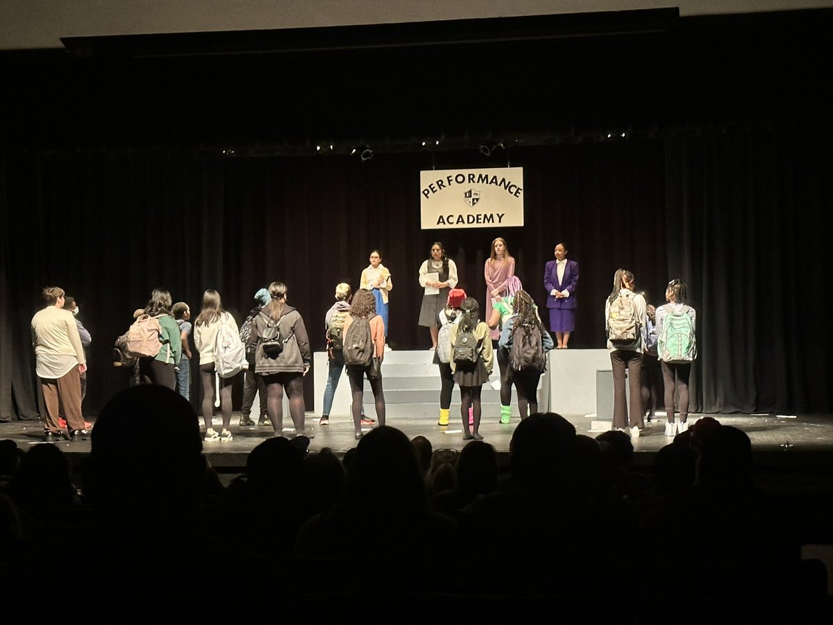 GrandviewMiddle's tweet image. Huge Congratulations to Mrs. Wolz and the cast of this year's musical Fame Jr. The show was amazing, and we are so proud of our students! #EveryOnesGrowingAtGMS #InspirePassion