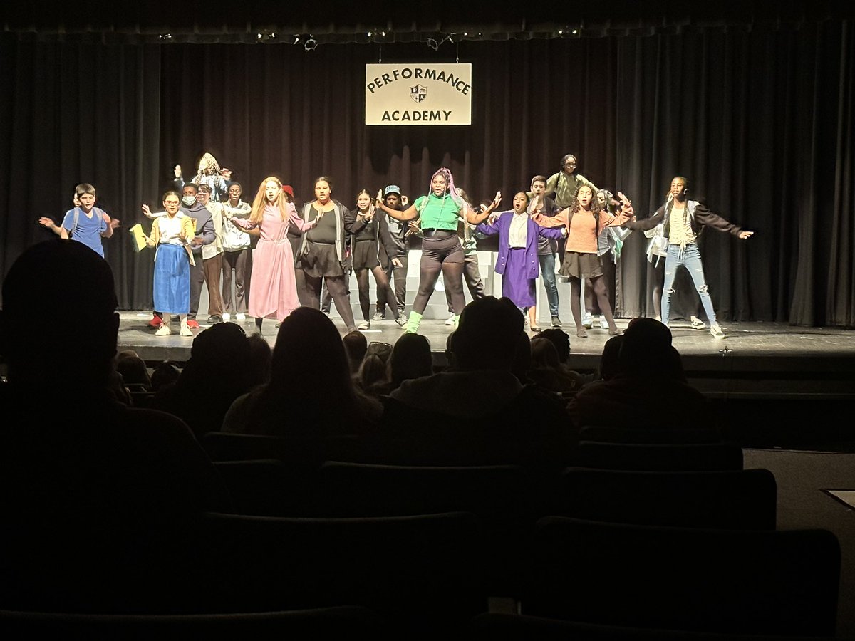 GrandviewMiddle's tweet image. Huge Congratulations to Mrs. Wolz and the cast of this year's musical Fame Jr. The show was amazing, and we are so proud of our students! #EveryOnesGrowingAtGMS #InspirePassion
