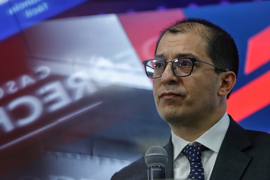 WRadioColombia's tweet image. #PrimiciaW | Francisco Barbosa y Roy Barreras buscarían legalizar $1 billón para nombrar "a dedo" 6.000 cargos nuevos en la Fiscalía.

El @FiscaliaCol incumpliría con los 6 fallos judiciales que le ordenan seleccionar 17.000 cargos por concurso de mérito. 
wradio.com.co/2023/04/23/fis…