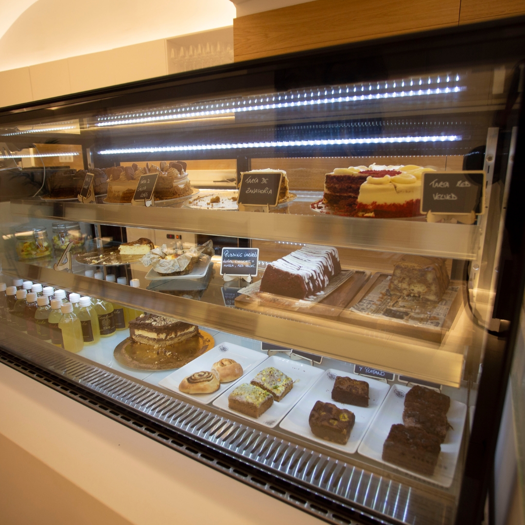 ZerisCoffee's tweet photo. ¿Te apetece merendar con nosotros? En Zeri's Food&amp;Drinks tenemos una variedad de repostería casera para endulzar tus tardes. ¡Ven y disfruta con nosotros!
#ZerisFoodAndDrinks #ElZerisDeLaPlaza #Cáceres #cafédeespecialidad #reposteria #reposteriacreativa #reposteriacasera https://t.co/l6OYDYWmhp