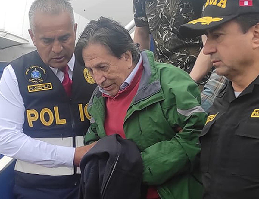 larryportera's tweet photo. La foto del día en Perú 🇵🇪
El expresidente de Perú, Alejandro Toledo (2001-06) llegó extraditado de Estados Unidos 🇺🇸 por delitos de corrupción en caso Odebrecht. Se espera que Toledo sea el tercer expresidente que viva en penal Barbadillo junto a A. Fujimori y Pedro Castillo. https://t.co/X4IW3mU7gw